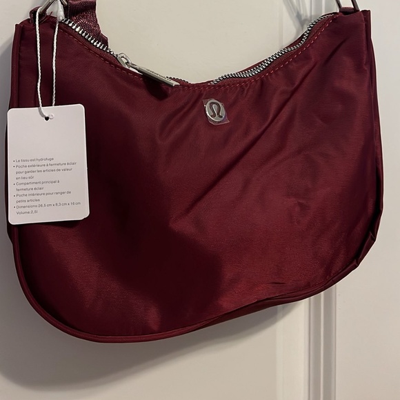 City Essentials Small Shoulder Bag 3L - Picture 3 of 3